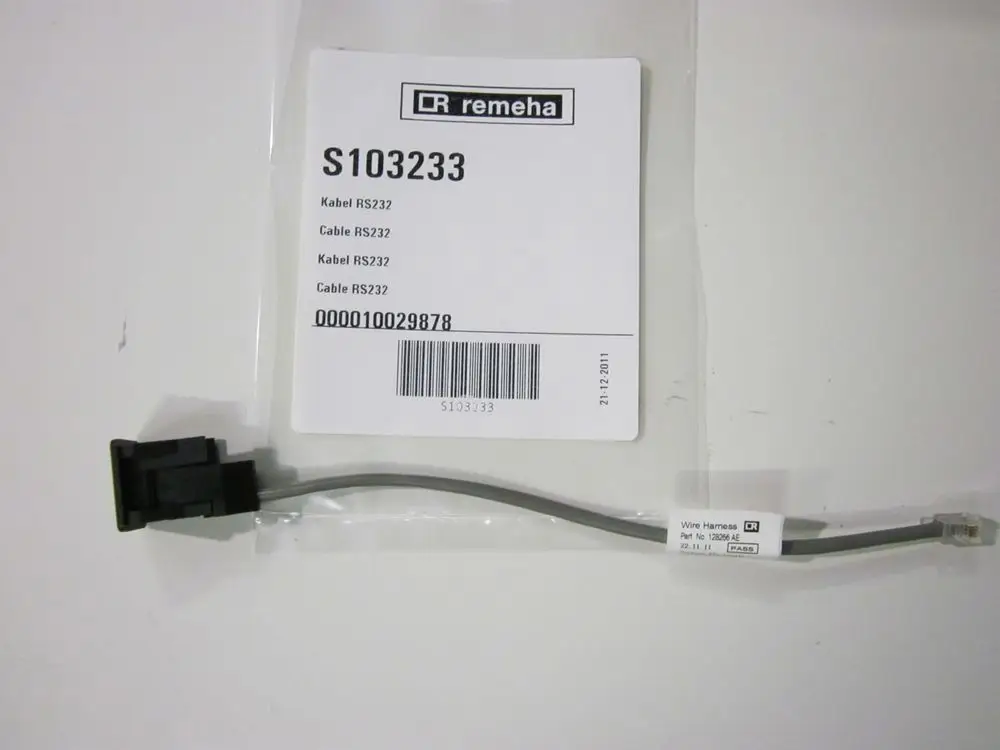 Kabel mit RS232-Anschluss, verpackt in einem transparenten Beutel. Marke Remeha, Artikelnummer S103233 auf Etikett.